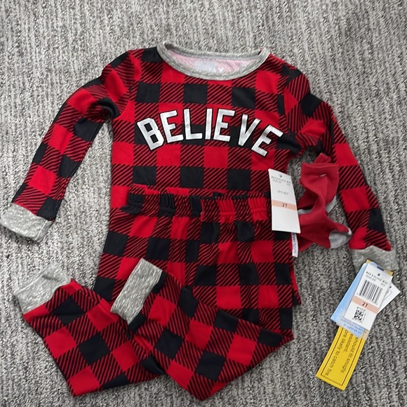 Max and Olivia Mini Believe Pajama Set with socks 2T - Picture 2 of 3